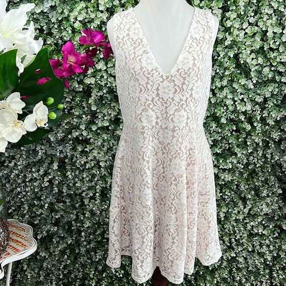 BCBGMAXAZRIA Floral Lace White Bridal Engagement V-Neck Dress NWT - Picture 1 of 11